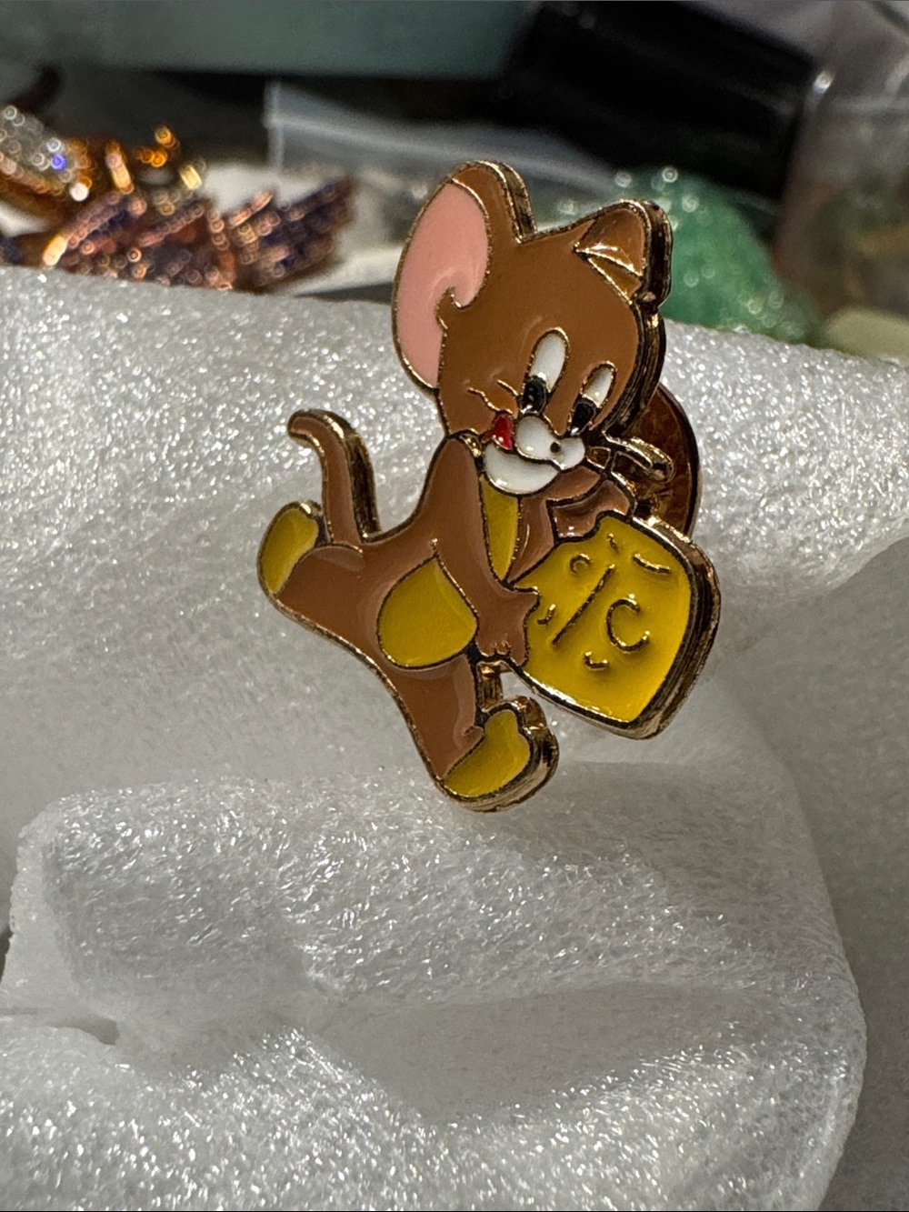 Tom n Jerry Cartoon vintage Mouse Enamel Pin with Cheese - Brown & Yellow